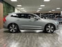 Volvo XC60 T6 AWD Recharge Plus Bright | Trekhaak | Adaptieve Cruise Control | Stoel en Stuurwielverwarming | Schuifdak | Pilot Assist | BLIS Dode Hoek Detectie | Elektrische voorstoelen geheugen | Lederen bekleding | Zitting verlenging voorstoelen | 19 Inch | Google Infotainment | Keyless Drive | Parkeersensoren voor+achter | Privacy Glass | Elektrisch bedienbare achterklep | DAB Radio | Apple Carplay/Android Auto | Draadloos telefoon opladen | Volvo On Call met mobiele App functie | Vapour Grey Metallic |