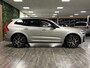 Volvo XC60 T8 AWD Recharge Polestar Long Range | Harman Kardon | Schuifdak | 455pk | Adaptieve Cruise Control | 21 Inch | Stoel en Stuurwielverwarming | Google Infotainment | Standkachel met Volvo On Call App | Full LED meesturende koplampen | Pilot Assist | Parkeercamera | Elektrische voorstoelen geheguen | Contourstoelen met wit stiksel en bies | Zitting verlenging voorstoelen | Lederen dashboard | Gelamineerde/geluidwerende zijruiten | Keyless Drive | Parkeersensoren voor+achter | Privacy Glass | Elektrisch bedienbare achterklep | DAB Radio | Apple Carplay/Android Auto | Draadloos telefoon opladen | Volvo On Call met mobiele App functie | Silver Dawn Metallic | Unieke kenmerken Polestar Engineered: