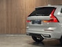 Volvo XC60 T8 AWD Recharge Polestar Long Range | Harman Kardon | Schuifdak | 455pk | Adaptieve Cruise Control | 21 Inch | Stoel en Stuurwielverwarming | Google Infotainment | Standkachel met Volvo On Call App | Full LED meesturende koplampen | Pilot Assist | Parkeercamera | Elektrische voorstoelen geheguen | Contourstoelen met wit stiksel en bies | Zitting verlenging voorstoelen | Lederen dashboard | Gelamineerde/geluidwerende zijruiten | Keyless Drive | Parkeersensoren voor+achter | Privacy Glass | Elektrisch bedienbare achterklep | DAB Radio | Apple Carplay/Android Auto | Draadloos telefoon opladen | Volvo On Call met mobiele App functie | Silver Dawn Metallic | Unieke kenmerken Polestar Engineered: