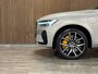 Volvo XC60 T8 AWD Recharge Polestar Long Range | Harman Kardon | Schuifdak | 455pk | Adaptieve Cruise Control | 21 Inch | Stoel en Stuurwielverwarming | Google Infotainment | Standkachel met Volvo On Call App | Full LED meesturende koplampen | Pilot Assist | Parkeercamera | Elektrische voorstoelen geheguen | Contourstoelen met wit stiksel en bies | Zitting verlenging voorstoelen | Lederen dashboard | Gelamineerde/geluidwerende zijruiten | Keyless Drive | Parkeersensoren voor+achter | Privacy Glass | Elektrisch bedienbare achterklep | DAB Radio | Apple Carplay/Android Auto | Draadloos telefoon opladen | Volvo On Call met mobiele App functie | Silver Dawn Metallic | Unieke kenmerken Polestar Engineered: