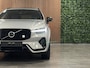 Volvo XC60 T8 AWD Recharge Polestar Long Range | Harman Kardon | Schuifdak | 455pk | Adaptieve Cruise Control | 21 Inch | Stoel en Stuurwielverwarming | Google Infotainment | Standkachel met Volvo On Call App | Full LED meesturende koplampen | Pilot Assist | Parkeercamera | Elektrische voorstoelen geheguen | Contourstoelen met wit stiksel en bies | Zitting verlenging voorstoelen | Lederen dashboard | Gelamineerde/geluidwerende zijruiten | Keyless Drive | Parkeersensoren voor+achter | Privacy Glass | Elektrisch bedienbare achterklep | DAB Radio | Apple Carplay/Android Auto | Draadloos telefoon opladen | Volvo On Call met mobiele App functie | Silver Dawn Metallic | Unieke kenmerken Polestar Engineered: