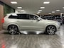Volvo XC90 T8 AWD Recharge Inscription Long Range | Bowers & Wilkins | 360° Camera | Birch light! | 455pk | Adaptieve Cruise Control | Stoelverwarming voor+achter | Stuurwielverwarming | Full LED Meesturende koplampen | Pilot Assist | BLIS Dode Hoek Detectie | Elektrische voorstoelen geheugen | Lederen bekleding | Zitting verlenging voorstoelen | Lederen dashboard | 22 Inch | Keyless Drive | Parkeersensoren voor+achter | Privacy Glass | Elektrisch bedienbare achterklep | 7-Persoons | 4-Zone Climate Control | Geïntegreerde zongordijnen achterportieren | Verlichte instaplijsten | Draadloos telefoon opladen | DAB Radio | Apple Carplay/Android Auto | Volvo On Call met mobiele App functie | Birch Light Metallic met Blond lederen interieur |