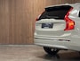 Volvo XC90 T8 AWD Recharge Inscription Long Range | Bowers & Wilkins | 360° Camera | Birch light! | 455pk | Adaptieve Cruise Control | Stoelverwarming voor+achter | Stuurwielverwarming | Full LED Meesturende koplampen | Pilot Assist | BLIS Dode Hoek Detectie | Elektrische voorstoelen geheugen | Lederen bekleding | Zitting verlenging voorstoelen | Lederen dashboard | 22 Inch | Keyless Drive | Parkeersensoren voor+achter | Privacy Glass | Elektrisch bedienbare achterklep | 7-Persoons | 4-Zone Climate Control | Geïntegreerde zongordijnen achterportieren | Verlichte instaplijsten | Draadloos telefoon opladen | DAB Radio | Apple Carplay/Android Auto | Volvo On Call met mobiele App functie | Birch Light Metallic met Blond lederen interieur |
