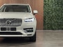Volvo XC90 T8 AWD Recharge Inscription Long Range | Bowers & Wilkins | 360° Camera | Birch light! | 455pk | Adaptieve Cruise Control | Stoelverwarming voor+achter | Stuurwielverwarming | Full LED Meesturende koplampen | Pilot Assist | BLIS Dode Hoek Detectie | Elektrische voorstoelen geheugen | Lederen bekleding | Zitting verlenging voorstoelen | Lederen dashboard | 22 Inch | Keyless Drive | Parkeersensoren voor+achter | Privacy Glass | Elektrisch bedienbare achterklep | 7-Persoons | 4-Zone Climate Control | Geïntegreerde zongordijnen achterportieren | Verlichte instaplijsten | Draadloos telefoon opladen | DAB Radio | Apple Carplay/Android Auto | Volvo On Call met mobiele App functie | Birch Light Metallic met Blond lederen interieur |
