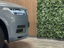 Volvo XC90 T8 AWD Recharge Inscription | Trekhaak | All Season banden | 360° Camera | Head-Up Display | Harman Kardon | Adaptieve Cruise Control | Standkachel met Volvo On Call App | Stoelverwarming voor+achter | Stuurwielverwarming | Full LED Meesturende koplampen | Pilot Assist | BLIS Dode Hoek Detectie | Elektrische voorstoelen geheugen | Lederen bekleding | Zitting verlenging voorstoelen | Gelamineerde/geluidwerende zijruiten | 20 Inch | Keyless Drive | Parkeersensoren voor+achter | Privacy Glass | Elektrisch bedienbare achterklep | Geïntegreerde zongordijnen achterportieren | 7-Persoons | 4-Zone Climate Control | Draadloos telefoon opladen | DAB Radio | Apple Carplay/Android Auto | Thunder Grey Metallic |