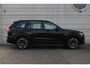 Volvo XC90 T8 Plug-in hybrid AWD Ultra Dark | Panoramadak | Luchtvering | Trekhaak | Premium audio by Bowers & Wilkins | Verwarmbare voorstoelen met massagefunctie | 360 graden camera | Head-up display | Verwarmbare achterbank en stuurwiel |