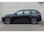 Volvo XC90 T8 Plug-in hybrid AWD Ultra Dark | Panoramadak | Luchtvering | Trekhaak | Premium audio by Bowers & Wilkins | Verwarmbare voorstoelen met massagefunctie | 360 graden camera | Head-up display | Verwarmbare achterbank en stuurwiel |