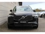 Volvo XC90 T8 Plug-in hybrid AWD Ultra Dark | Panoramadak | Luchtvering | Trekhaak | Premium audio by Bowers & Wilkins | Verwarmbare voorstoelen met massagefunctie | 360 graden camera | Head-up display | Verwarmbare achterbank en stuurwiel |