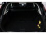 Volvo XC90 T8 Plug-in hybrid AWD Ultra Dark | Panoramadak | Luchtvering | Trekhaak | Premium audio by Bowers & Wilkins | Verwarmbare voorstoelen met massagefunctie | 360 graden camera | Head-up display | Verwarmbare achterbank en stuurwiel |