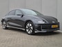 Hyundai Ioniq 6 Connect 77.4 kWh Automaat / Accu SOH 100% / Fabrieksgarantie tot 12-2029 / CCS snellader / All season banden / Head Up Display / Stuur-, Stoel & Achterbankverwarming / warmtepomp / Trekgewicht 1500 kg / Keyless Entry/Start /