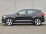 Volvo XC40 1.5 T5 Recharge Plus Dark Automaat / Accu SOH 94,43% / All season banden / Harman/Kardon Audio Systeem / Park Assist Pack & Seat Pack / Trekgewicht 1.800 kg / Stuur- & Stoelverwarming / Navigatie d.m.v. Apple Carplay/Android auto / Achteruitrijcamera /