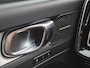 Volvo XC40 1.5 T5 Recharge Plus Dark / All season banden / Harman/Kardon Audio Systeem / Park Assist Pack & Seat Pack / Trekgewicht 1.800 kg / Stuur- & Stoelverwarming / Navigatie d.m.v. Apple Carplay/Android auto / Achteruitrijcamera /