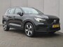 Volvo XC40 1.5 T5 Recharge Plus Dark Automaat / Accu SOH 94,43% / All season banden / Harman/Kardon Audio Systeem / Park Assist Pack & Seat Pack / Trekgewicht 1.800 kg / Stuur- & Stoelverwarming / Navigatie d.m.v. Apple Carplay/Android auto / Achteruitrijcamera /