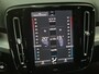 Volvo XC40 1.5 T5 Recharge Plus Dark / All season banden / Harman/Kardon Audio Systeem / Park Assist Pack & Seat Pack / Trekgewicht 1.800 kg / Stuur- & Stoelverwarming / Navigatie d.m.v. Apple Carplay/Android auto / Achteruitrijcamera /