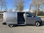 Peugeot e-Expert L3 75 kWh 136pk | 8 jaar garantie | 0% financial lease| NAVI | Apple Carplay | Android Auto | Parkeersensoren voor- en achter | Achteruitrijcamera | Dode hoek detectie | Mistlampen | Licht- en regensensor | Automatische verlichting | Digital cockpit | Tussenwand comfort met raam | Houten afwerking laadruimte | LED laadruimteverlichting | Reservewiel | van €48.810 voor €37.395 ex. BTW rijklaar
