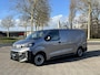 Peugeot e-Expert L3 75 kWh 136pk | 8 jaar garantie | 0% financial lease| NAVI | Apple Carplay | Android Auto | Parkeersensoren voor- en achter | Achteruitrijcamera | Dode hoek detectie | Mistlampen | Licht- en regensensor | Automatische verlichting | Digital cockpit | Tussenwand comfort met raam | Houten afwerking laadruimte | LED laadruimteverlichting | Reservewiel | van €48.810 voor €37.395 ex. BTW rijklaar