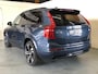 Volvo XC90 2.0 T8 Recharge AWD Ultimate Dark | Plug-in Hybrid (PHEV) | 360 Graden Camera | Lichtmetalen Velgen 22 inch | Trekhaak | Nappaleder | Sportstoelen | Panoramadak | Head-up Display | Keyless Entry | Elektrische Achterklep | Harman Kardon Audio