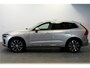 Volvo XC60 2.0 T8 AWD 335kW/456pk Plug-in hybrid Plus Bright PANORAMADAK + HARMAN/KARDON + EL.TREKHAAK + ADAPT.CRUISE + PILOT ASSIST + BLIS + HEAD-UP DISPLAY + STOEL-&STUURVERWARMING + 360 CAMERA + LANE ASSIST + PARKSENSOREN V&A + 20" LM-VELGEN!!