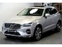 Volvo XC60 2.0 T8 AWD 335kW/456pk Plug-in hybrid Plus Bright PANORAMADAK + HARMAN/KARDON + EL.TREKHAAK + ADAPT.CRUISE + PILOT ASSIST + BLIS + HEAD-UP DISPLAY + STOEL-&STUURVERWARMING + 360 CAMERA + LANE ASSIST + PARKSENSOREN V&A + 20" LM-VELGEN!!