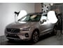 Volvo XC60 2.0 T8 AWD 335kW/456pk Plug-in hybrid Plus Bright PANORAMADAK + HARMAN/KARDON + EL.TREKHAAK + ADAPT.CRUISE + PILOT ASSIST + BLIS + HEAD-UP DISPLAY + STOEL-&STUURVERWARMING + 360 CAMERA + LANE ASSIST + PARKSENSOREN V&A + 20" LM-VELGEN!!