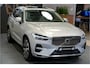 Volvo XC60 2.0 T8 AWD 335kW/456pk Plug-in hybrid Plus Bright PANORAMADAK + HARMAN/KARDON + EL.TREKHAAK + ADAPT.CRUISE + PILOT ASSIST + BLIS + HEAD-UP DISPLAY + STOEL-&STUURVERWARMING + 360 CAMERA + LANE ASSIST + PARKSENSOREN V&A + 20" LM-VELGEN!!