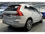Volvo XC60 2.0 T8 AWD 335kW/456pk Plug-in hybrid Plus Bright PANORAMADAK + HARMAN/KARDON + EL.TREKHAAK + ADAPT.CRUISE + PILOT ASSIST + BLIS + HEAD-UP DISPLAY + STOEL-&STUURVERWARMING + 360 CAMERA + LANE ASSIST + PARKSENSOREN V&A + 20" LM-VELGEN!!