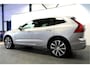 Volvo XC60 2.0 T8 AWD 335kW/456pk Plug-in hybrid Plus Bright PANORAMADAK + HARMAN/KARDON + EL.TREKHAAK + ADAPT.CRUISE + PILOT ASSIST + BLIS + HEAD-UP DISPLAY + STOEL-&STUURVERWARMING + 360 CAMERA + LANE ASSIST + PARKSENSOREN V&A + 20" LM-VELGEN!!