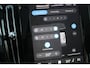 Volvo EC40 Single Motor Extended Range Plus Black Edition Panoramadak | Verwarmbare voorstoelen&stuurwiel | 360 graden camera | Premium audio by Harman Kardon | Adaptieve cruise control | Keyless entry | Warmtepomp