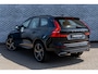 Volvo XC60 Recharge T6 AWD R-Design | Navigatie | Schuif-/Kanteldak | Head-Up Display | 360 Camera | Trekhaak | Adaptieve Cruise Control | Harman Kardon Audio | Stoel-/Stuurverwarming | Gelamineerd Glas Rondom | Park Assist | Memory | Elek. Stoelen | Zitverlenging | Dodehoekdetectie | 21" LM