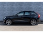 Volvo XC60 Recharge T6 AWD R-Design | Navigatie | Schuif-/Kanteldak | Head-Up Display | 360 Camera | Trekhaak | Adaptieve Cruise Control | Harman Kardon Audio | Stoel-/Stuurverwarming | Gelamineerd Glas Rondom | Park Assist | Memory | Elek. Stoelen | Zitverlenging | Dodehoekdetectie | 21" LM