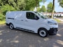 Peugeot e-Expert L3 75 kWh 136pk | ACTIE! | 8 jaar garantie | 0% financial lease | Houten afwerking laadruimte | LED laadruimteverlichting | NAVI | Multimedia | Apple Carplay | Android Auto | Achteruitrijcamera | Parkeersensoren voor en achter | Dode hoek detectie | Digitale cockpit | Stuurwielbediening | Tussenwand comfort met raam | Bestuurdersstoel comfort | Bank voorpassagiers | Mistlampen | Licht- en regensensor | Reservewiel | van €48.260 voor €35.475 ex. BTW rijklaar