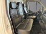 Renault Master T35 2.3 dCi 135 L3H2 Work Edition | Airconditioning | Cruise control Standaard | Connectiviteit | Navigatie | Lederen bekleding  | Park Distance Control achter | Achteruitrijcamera | 2 zitplaatsen rechtsvoor | Verlengde of verhoogde carrosserie | Schuifdeur rechts | Achterdeuren |