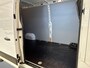 Renault Master T35 2.3 dCi 135 L3H2 Work Edition | Airconditioning | Cruise control Standaard | Connectiviteit | Navigatie | Lederen bekleding  | Park Distance Control achter | Achteruitrijcamera | 2 zitplaatsen rechtsvoor | Verlengde of verhoogde carrosserie | Schuifdeur rechts | Achterdeuren |