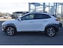 Hyundai Kona 1.6 GDI HEV Premium | Trekhaak | Climate Control | Adaptieve Cruise Control | Stoelverwarming & Stoelventilatie | LMV | Navigatie | Achteruitrijcamera | Apple Carplay/Android Auto |