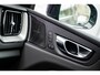 Volvo XC60 2.0 T6 Plug-in hybrid AWD Ultra Black Edition | Facelift | Harman Kardon Audio | Head-up Display | 360 Graden Camera | Panoramadak | Lichtmetalen Velgen 21 inch | Elektrisch Verstelbare Voorstoelen | Keyless Entry | BLIS