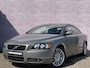 Volvo C70 Convertible 2.4i Summum | 12 maanden BOVAG garantie | Stoelverwarming | Volvo dealer onderhouden | Elektrische stoel met geheugen | Parkeersensoren | Regensensor | Automatisch dimmende binnenspiegel | Afneembare Trekhaak