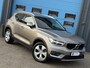 Volvo XC40 2.0 B4 Business Pro | 18" 5-Spaaks Silver velgen met 235/55 R18 banden | 2-zone Electronic Climate Control met gekoeld dashboardkastje | Achteropkomend verkeer waarschuwing