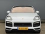 Porsche Cayenne Coupé 3.0 E-Hybrid Carrarawit Metallic Panoramadak Luchtvering Sport-Chrono Achterasbesturing Softclose Vol-Leder NL-Auto