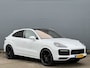 Porsche Cayenne Coupé 3.0 E-Hybrid Carrarawit Metallic Panoramadak Luchtvering Sport-Chrono Achterasbesturing Softclose Vol-Leder NL-Auto