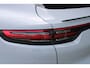 Porsche Cayenne Coupé 3.0 E-Hybrid Carrarawit Metallic Panoramadak Luchtvering Sport-Chrono Achterasbesturing Softclose Vol-Leder NL-Auto