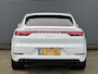 Porsche Cayenne Coupé 3.0 E-Hybrid Carrarawit Metallic Panoramadak Luchtvering Sport-Chrono Achterasbesturing Softclose Vol-Leder NL-Auto