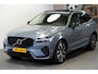 Volvo XC60 2.0 T8 AWD 335kW/456pk Aut8 Recharge LONG RANGE Ultimate Dark LUCHTVERING + HARMAN/KARDON + PANORAMADAK + BLIS + EL.TREKHAAK + PILOT ASSIST + ADAPT.CRUISE + LANE ASSIST + STOEL-&STUURVERWARMING + CAMERA + KEYLESS + PARKSENSOREN + 20" LM-VELGEN!!