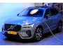 Volvo XC60 2.0 T8 AWD 335kW/456pk Aut8 Recharge LONG RANGE Ultimate Dark LUCHTVERING + HARMAN/KARDON + PANORAMADAK + BLIS + EL.TREKHAAK + PILOT ASSIST + ADAPT.CRUISE + LANE ASSIST + STOEL-&STUURVERWARMING + CAMERA + KEYLESS + PARKSENSOREN + 20" LM-VELGEN!!