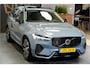 Volvo XC60 2.0 T8 AWD 335kW/456pk Aut8 Recharge LONG RANGE Ultimate Dark LUCHTVERING + HARMAN/KARDON + PANORAMADAK + BLIS + EL.TREKHAAK + PILOT ASSIST + ADAPT.CRUISE + LANE ASSIST + STOEL-&STUURVERWARMING + CAMERA + KEYLESS + PARKSENSOREN + 20" LM-VELGEN!!