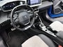 Peugeot e-2008 EV Allure 50 kWh | Panoramadak | Stoelverwarming | Trekhaak | Dodehoekbewaking | Achteruitrijcamera | Alcantara Bekleding