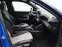 Peugeot e-2008 EV Allure 50 kWh | Panoramadak | Stoelverwarming | Trekhaak | Dodehoekbewaking | Achteruitrijcamera | Alcantara Bekleding