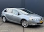 Opel Astra Sports Tourer 1.4 Turbo Cosmo - AGR STOELEN - ECC - NAVI - PDC - TREKHAAK - STOEL + STUUR VERWARMING - CRUISE CONTROLE - BLUETOOTH - EL. INKLAPBARE SPIEGELS - LMV - NAP - NL AUTO - APK T/M 02-09-2026 -