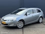 Opel Astra Sports Tourer 1.4 Turbo Cosmo - AGR STOELEN - ECC - NAVI - PDC - TREKHAAK - STOEL + STUUR VERWARMING - CRUISE CONTROLE - BLUETOOTH - EL. INKLAPBARE SPIEGELS - LMV - NAP - NL AUTO - APK T/M 02-09-2026 -