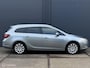 Opel Astra Sports Tourer 1.4 Turbo Cosmo - AGR STOELEN - ECC - NAVI - PDC - TREKHAAK - STOEL + STUUR VERWARMING - CRUISE CONTROLE - BLUETOOTH - EL. INKLAPBARE SPIEGELS - LMV - NAP - NL AUTO - APK T/M 02-09-2026 -