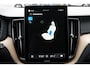 Volvo XC60 T6 Plug-in hybrid AWD Ultra Dark | Panoramadak | Head-up display | Verwarmbare voorstoelen, achterbank en stuurwiel | 360 graden camera | Premium audio by Harman Kardon | Adaptieve cruise control | Keyless | Elektrische achterklep